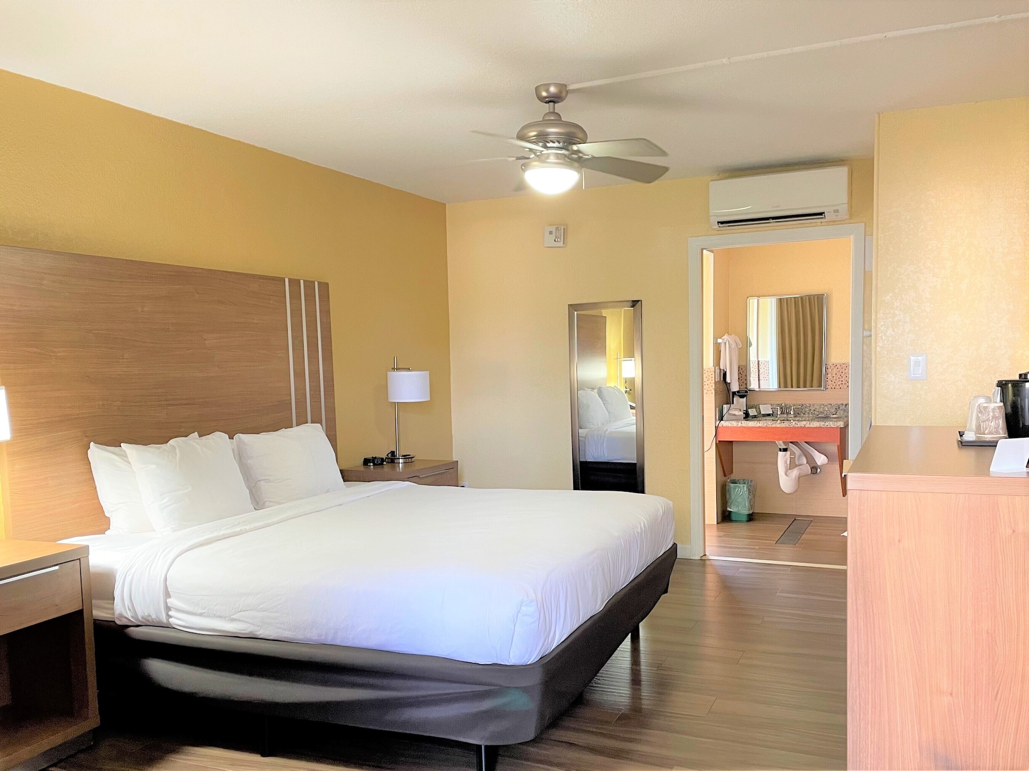 غرفة بسرير كينج لذوي الإعاقة، Quality Inn and Suites Airport Cruise Port Hollywood 4/10