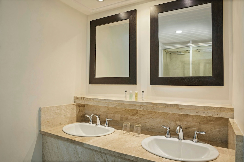 Crystal Cove by Elegant Hotels - All-Inclusive 49/50