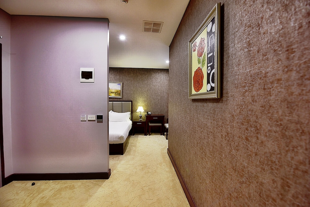 MEGABOOM CITY HOTEL 42/54
