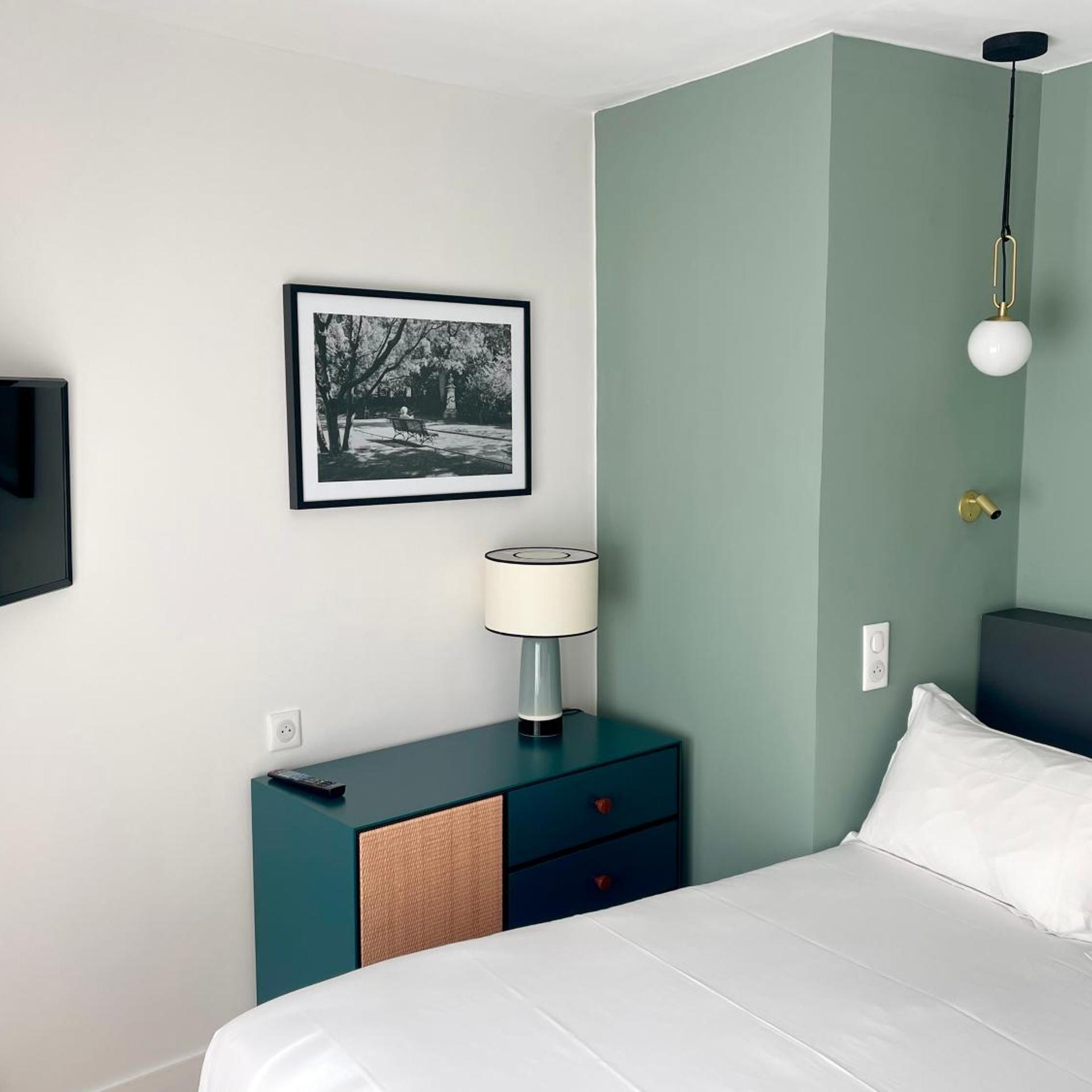 جناح جونيور، HOTEL DE SUEZ 3/6