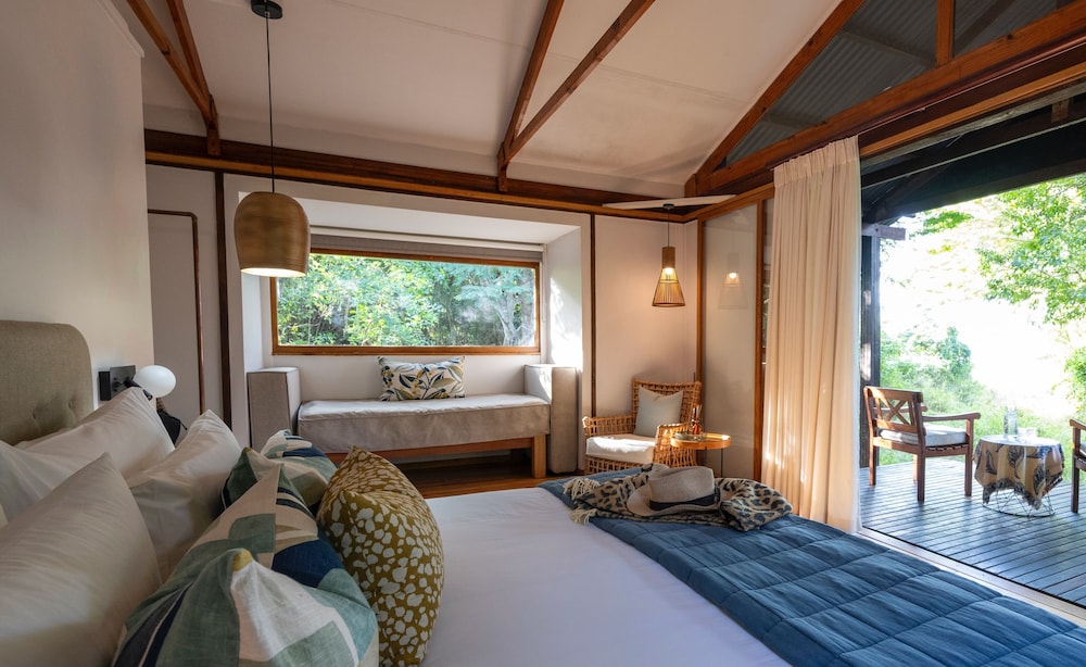 Makakatana Bay Lodge 8/84