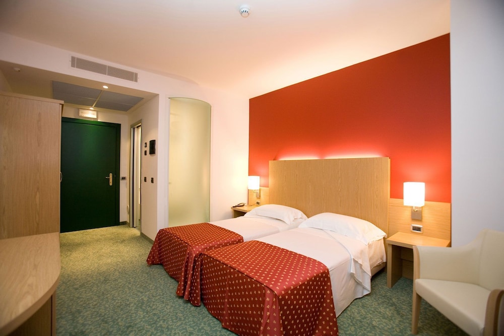 Hotel Senator 6/31