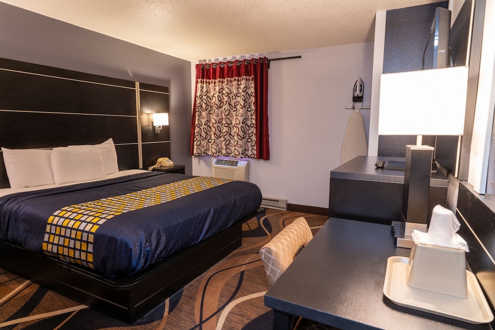 غرفة بسرير كينج، Coratel Inn & Suites by Jasper Hastings 5/10