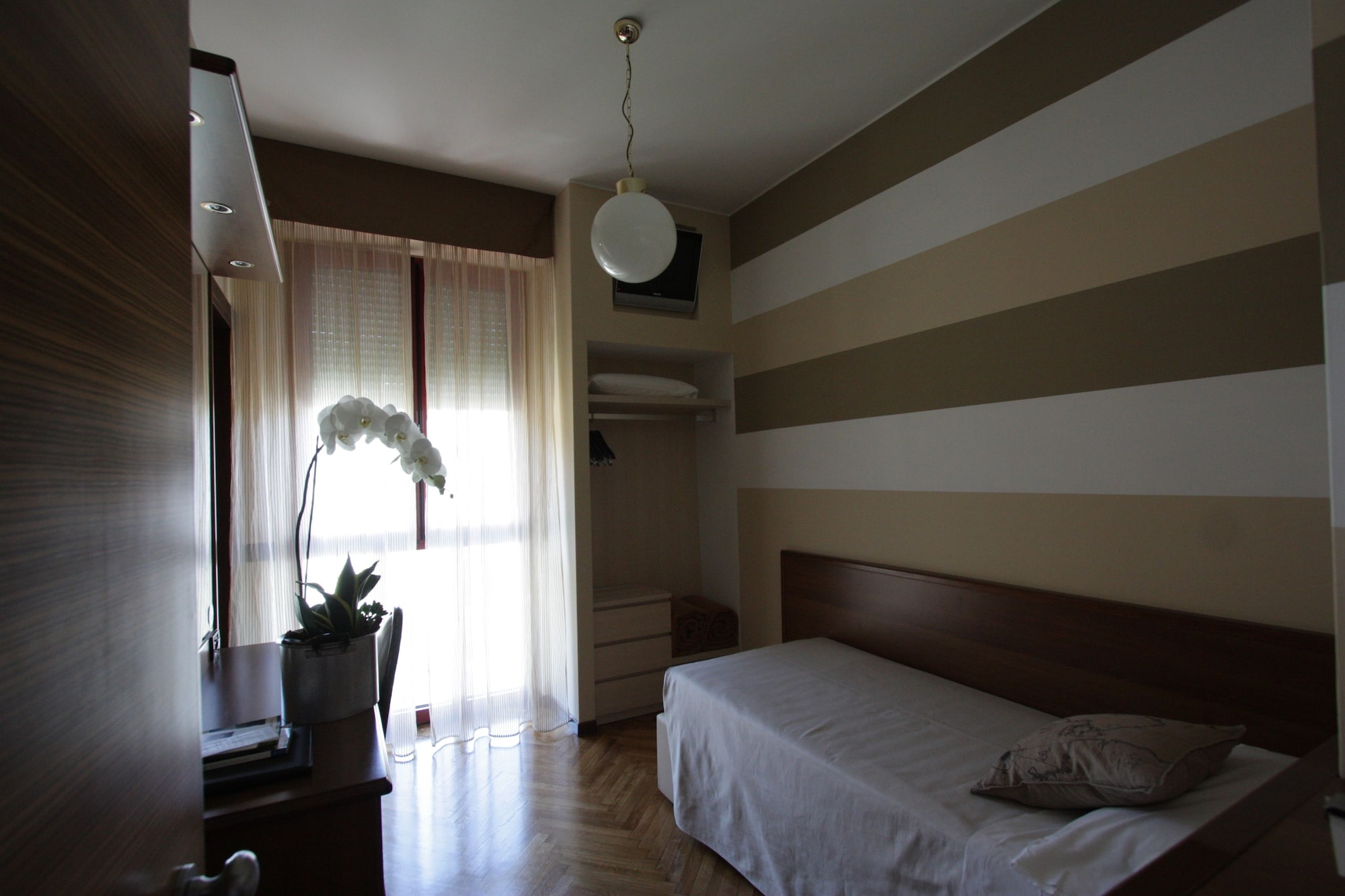 ROOM, SINGLE
