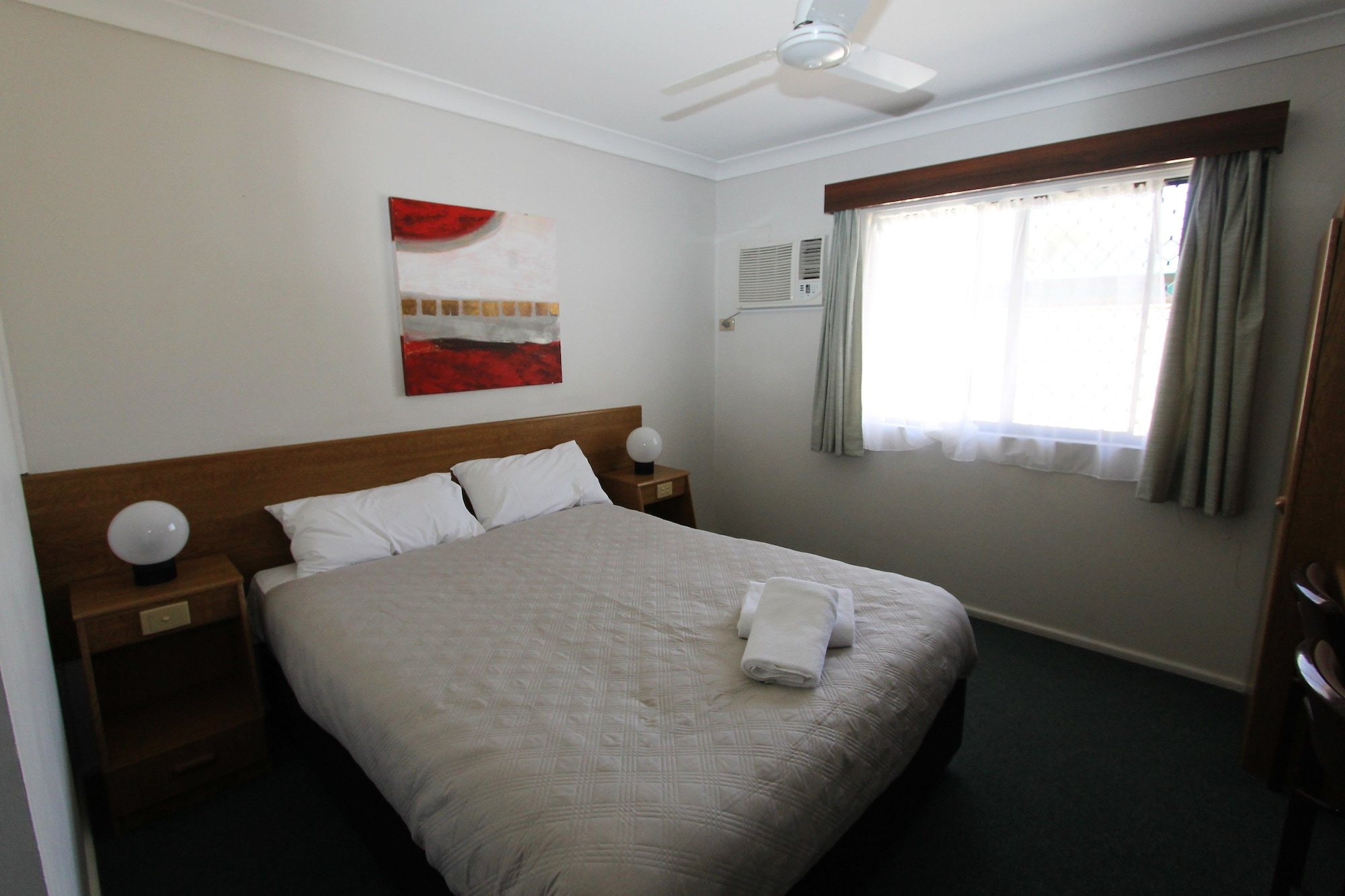 STANDARD, QUEEN BED
