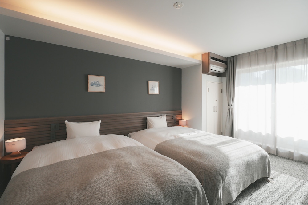 EXECUTIVE, TWIN BEDS