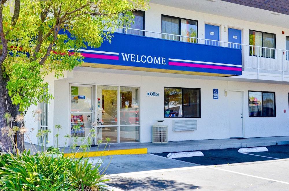 Motel 6 Santa Nella, on i-5