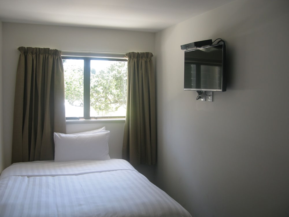 Greenlane Motel 8/19