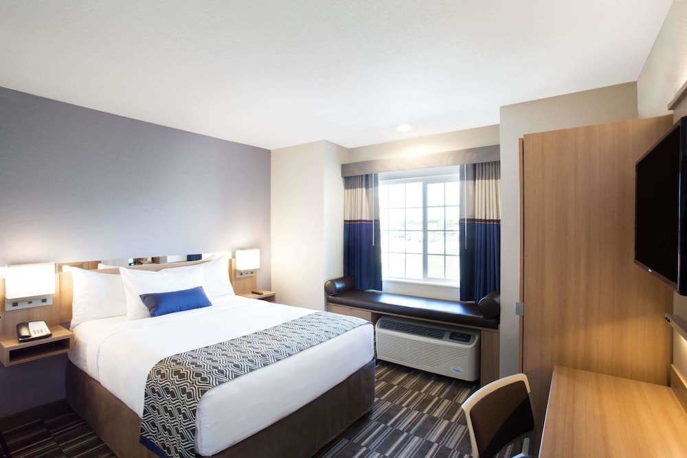 Microtel Inn and Suites By Wyndham Naples Vernal 17/50