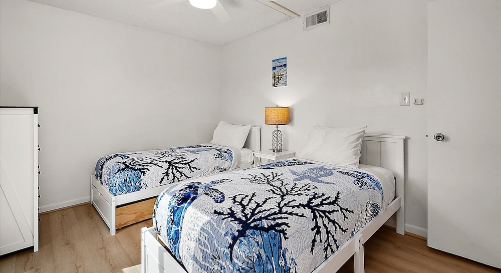3 Bedrooms, Condo, Traditional, 2 Queen and Twin Beds, Bay View, Sofa 7/10