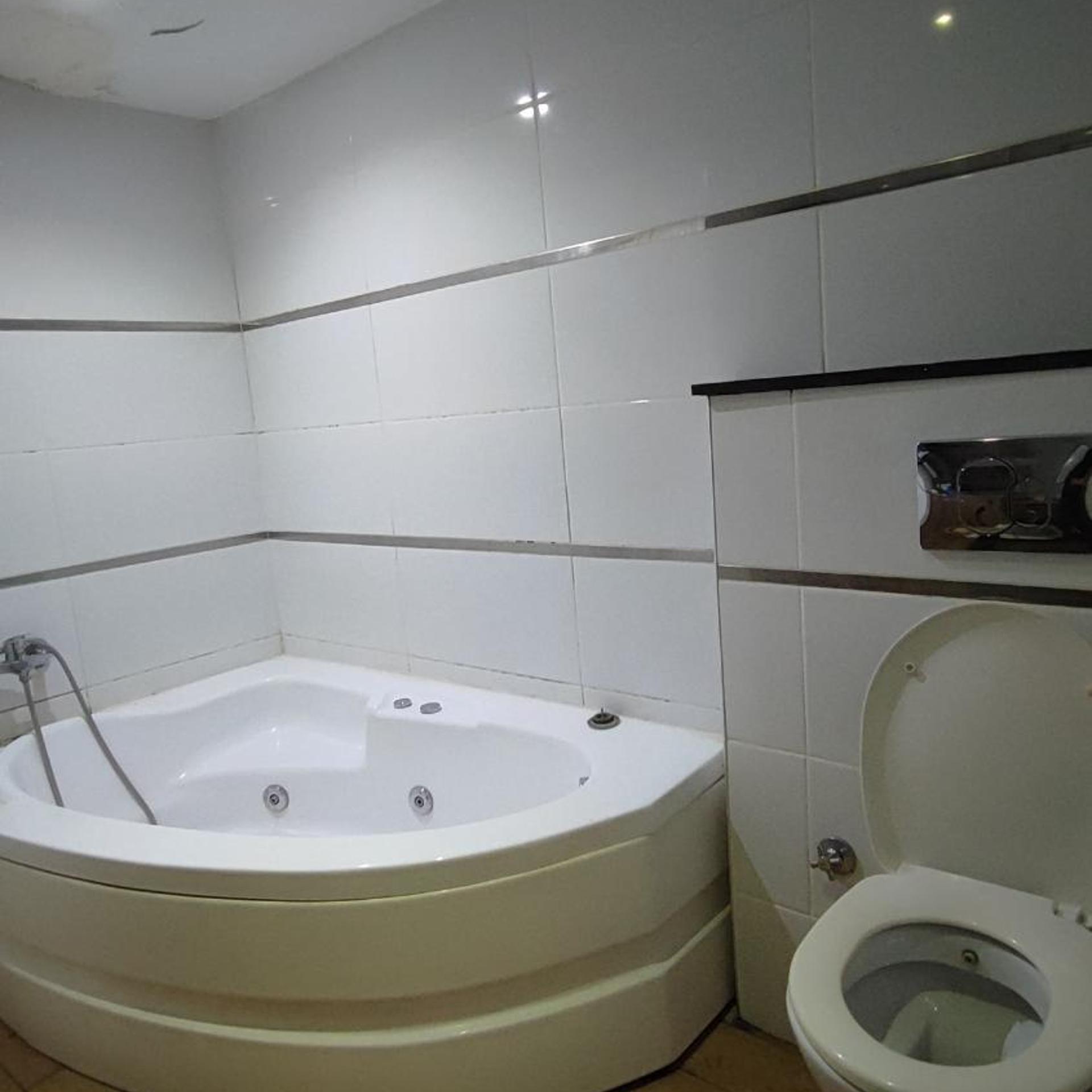 Smyrna Homes & Suits 29/33