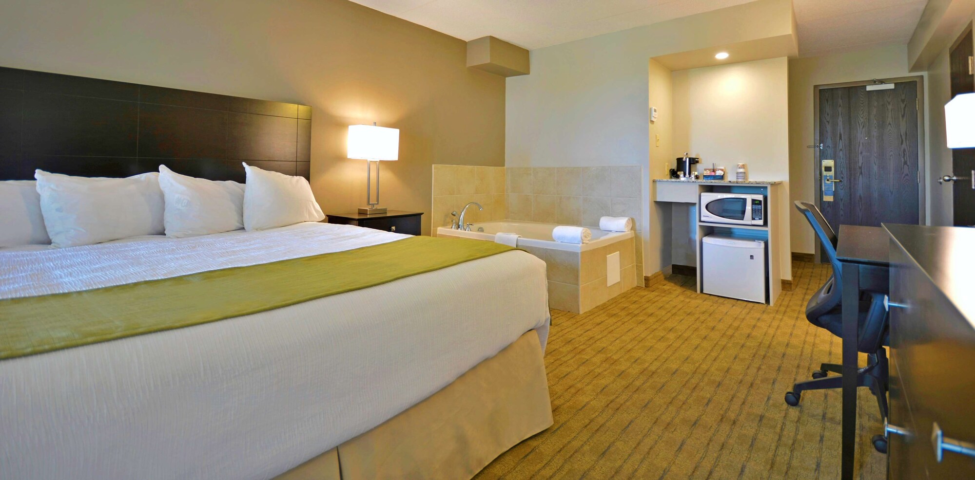 Luxury, King Bed, Pool Side, Jetted Tub