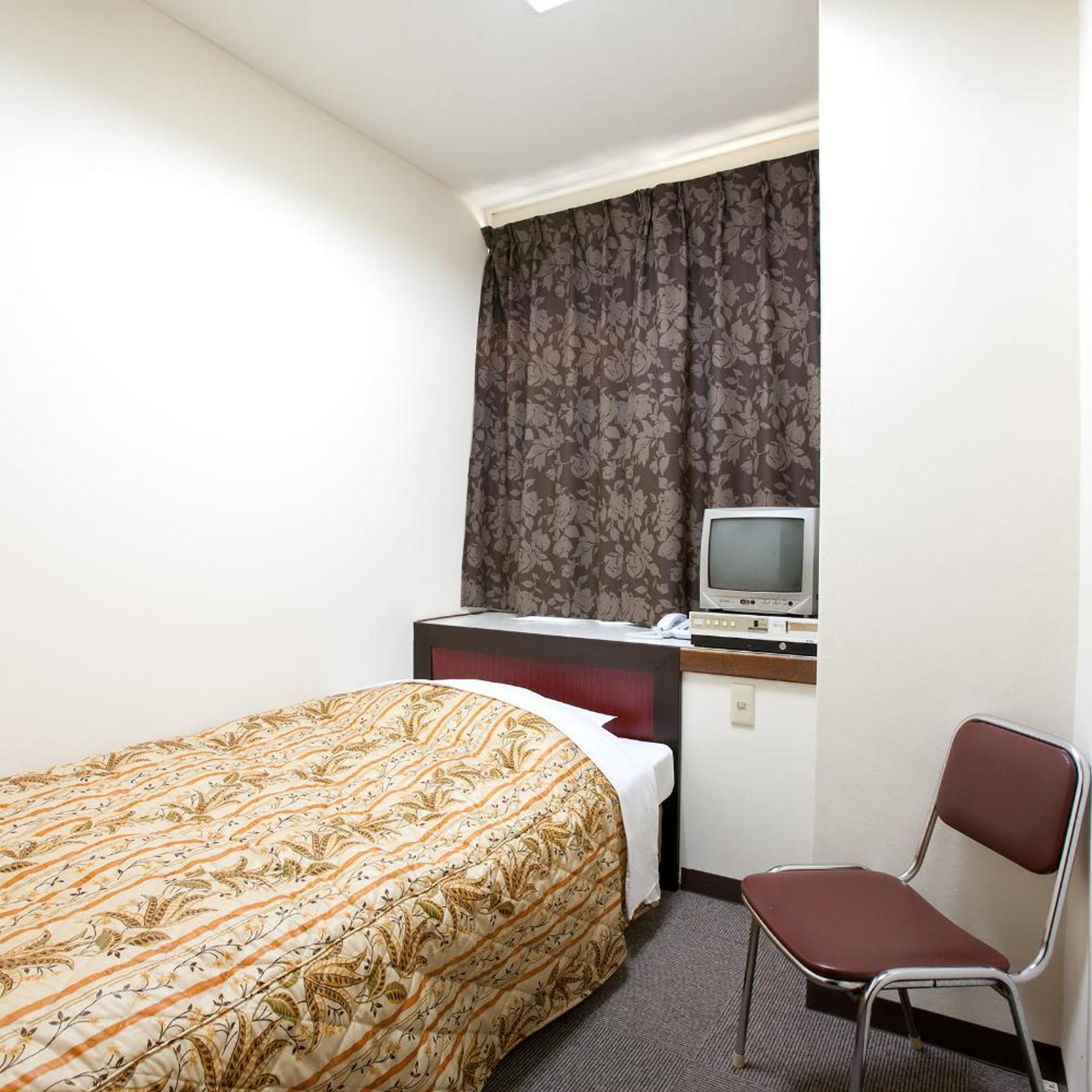 ROOM, SINGLE