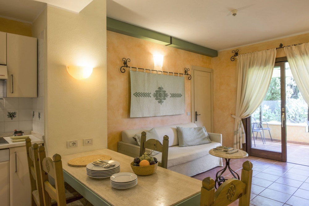 Lantana Resort Hotel and Apartments 42/68