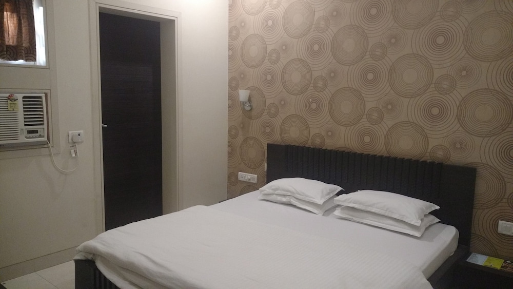 Pals Hotel 14/52