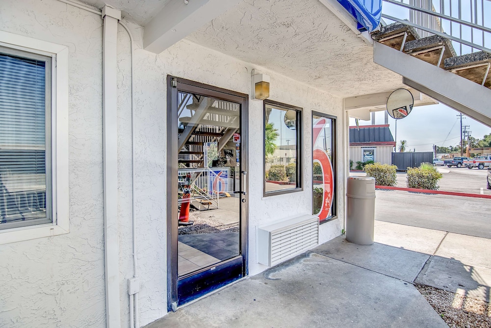 Motel6 Stockton, CA - Charter Way West 27/32