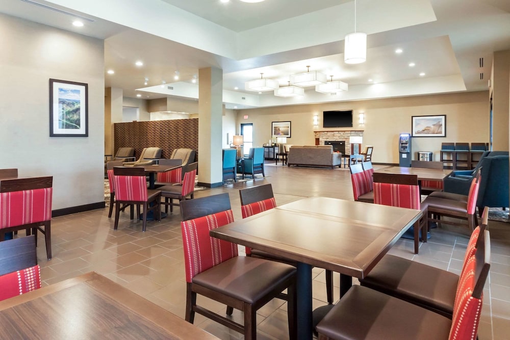 Comfort Suites Brookings near University 42/51