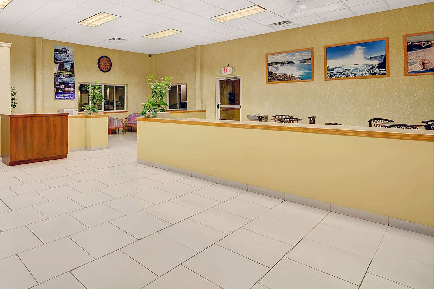 Days Inn and Suites By Wyndham Niagara Falls/Buffalo 6/40