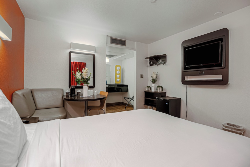 1 Queen Bed Premium, Mini Fridge, Motel6 Carlsbad, CA Beach 7/10