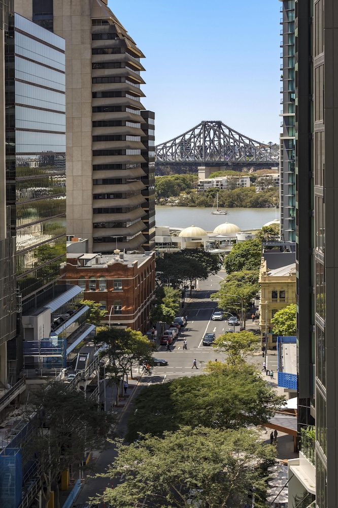 Oaks Brisbane River City Suites 66/72