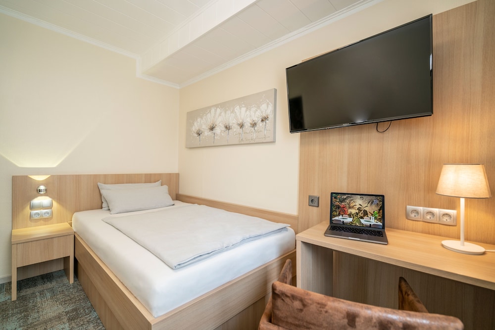 ROOM, SINGLE