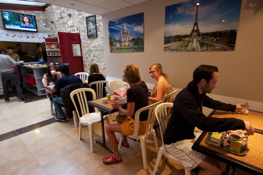 Bastille Hostel 35/47