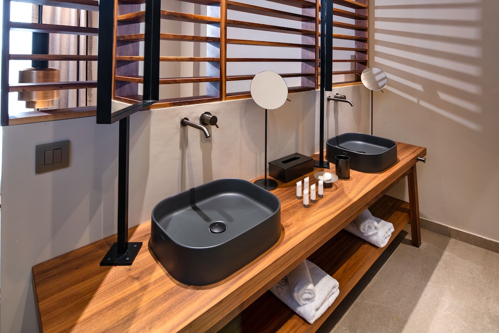 Uma Ray Suites 33/34