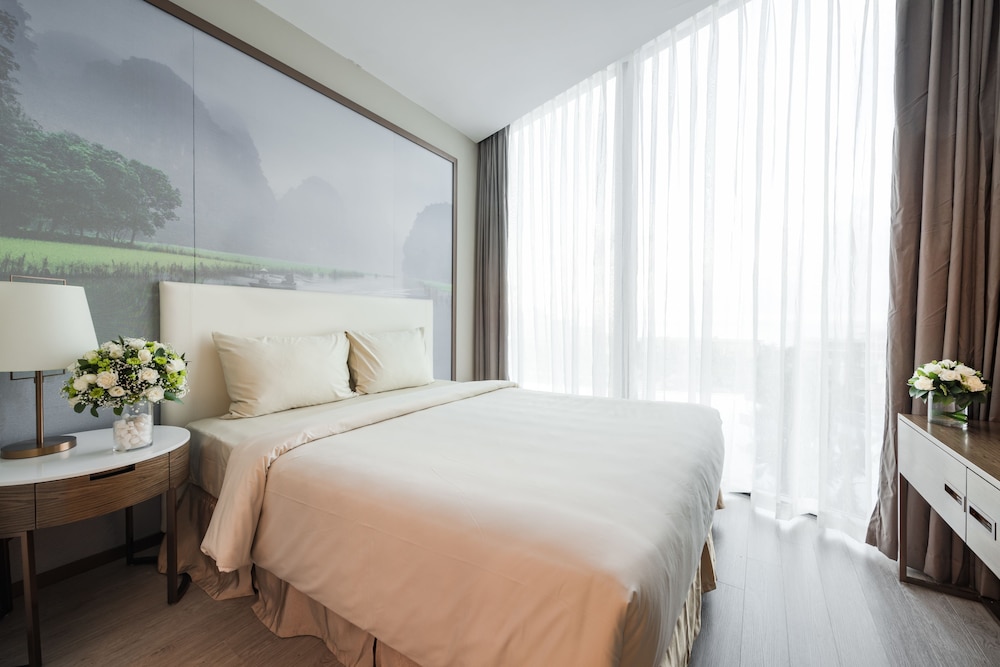 2 Bedrooms, Grand, Suite, King and Queen Bed, Partial Sea View