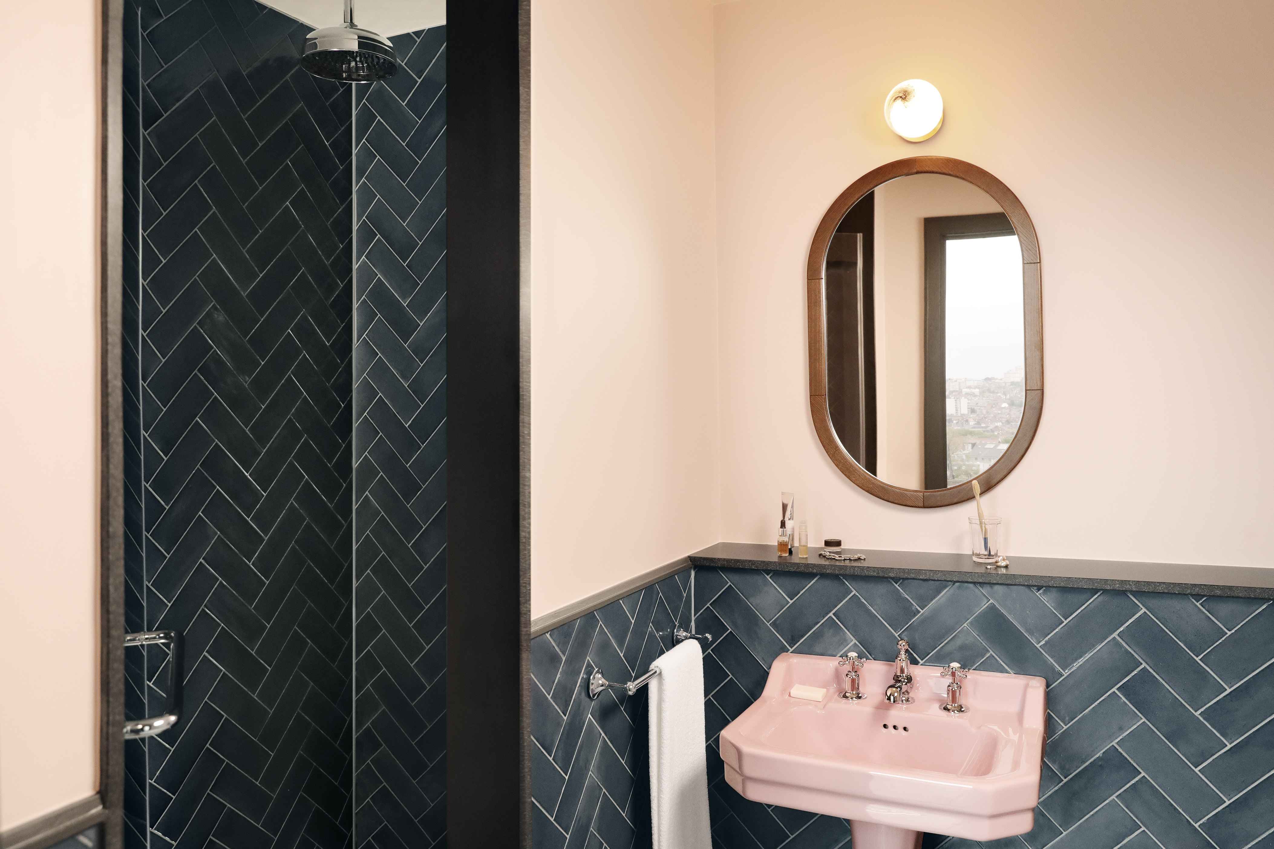 Roomy, Skyline View, Bathtub