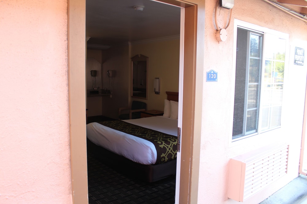 Riverside Inn & Suites Santa Cruz 56/56