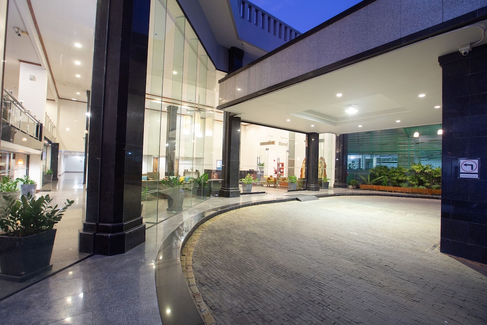 C H Hotel 44/49