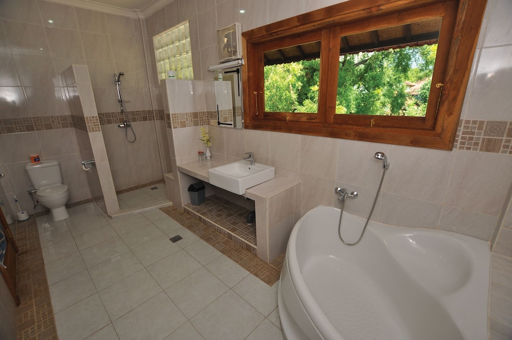 1 BEDROOM, SUPERIOR, PARTIAL OCEAN VIEW, GARDEN AREA