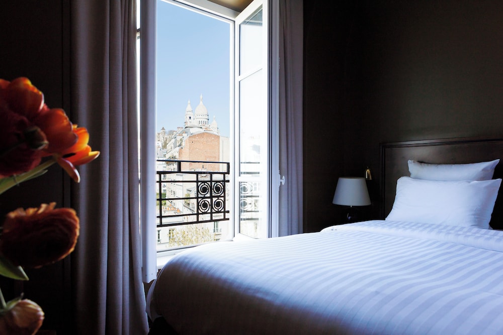 Suite, King Bed, Sacre Coeur View, Sofa