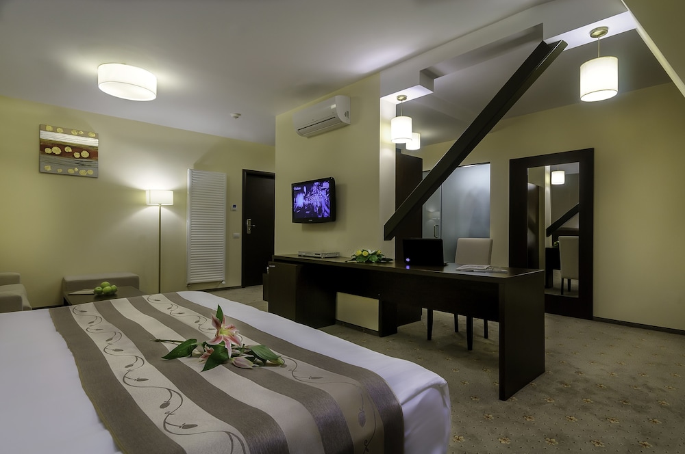 Golden Time Hotel 12/62