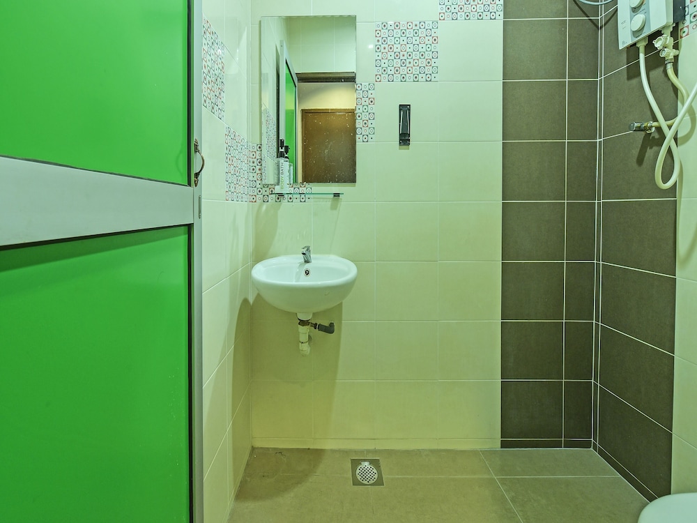 Hotel O M Three Hotel 52/55