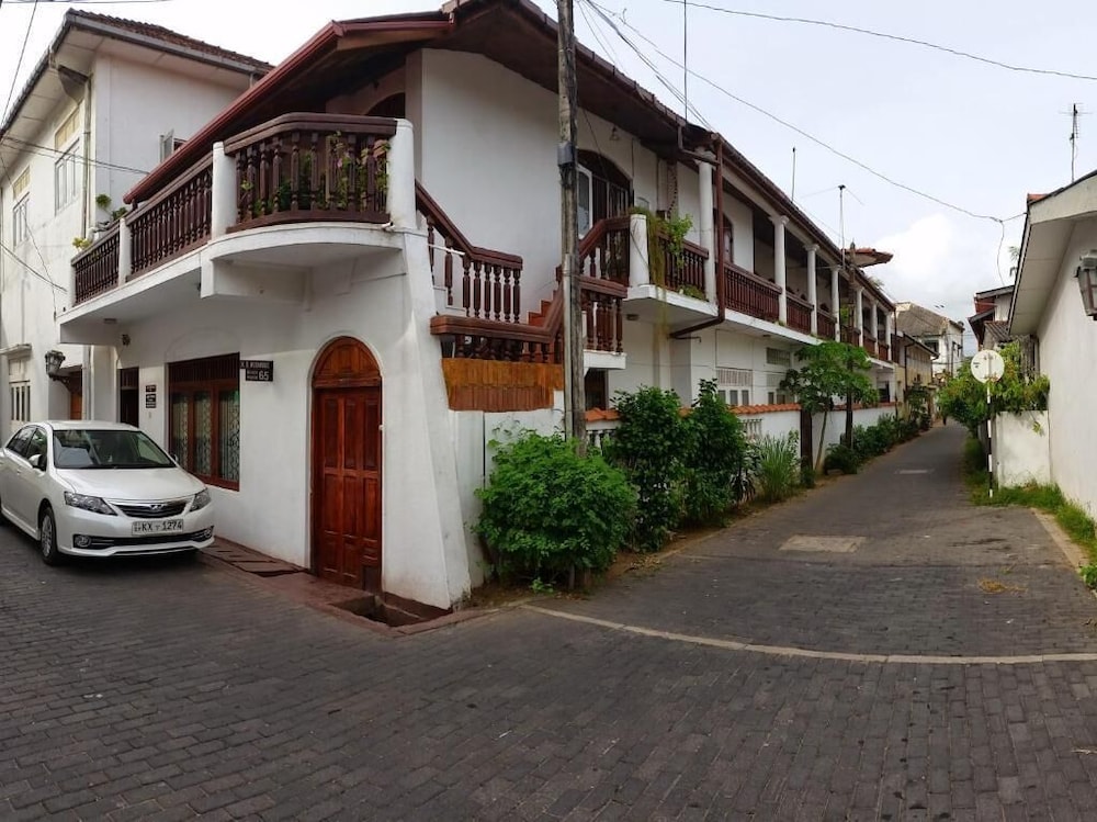 Mrs Wijenayake's Beach Haven Guest House 32/34