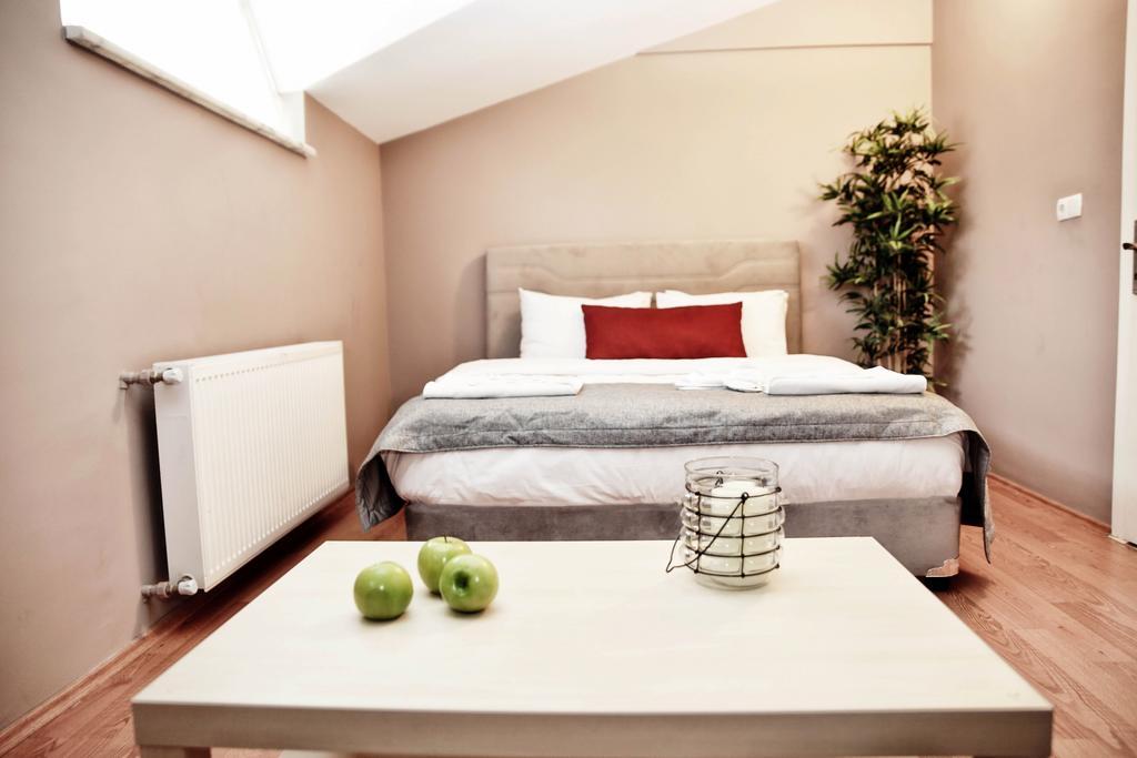AKIN SUITES 8/24