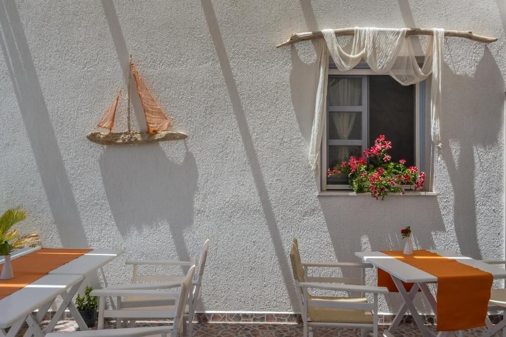 Aeolis Hotel 24/32