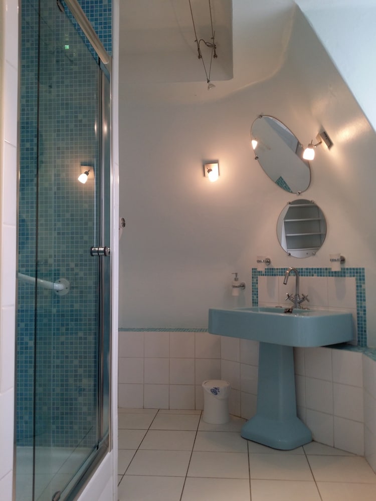 Castel Bayeux Guesthouse 50/50