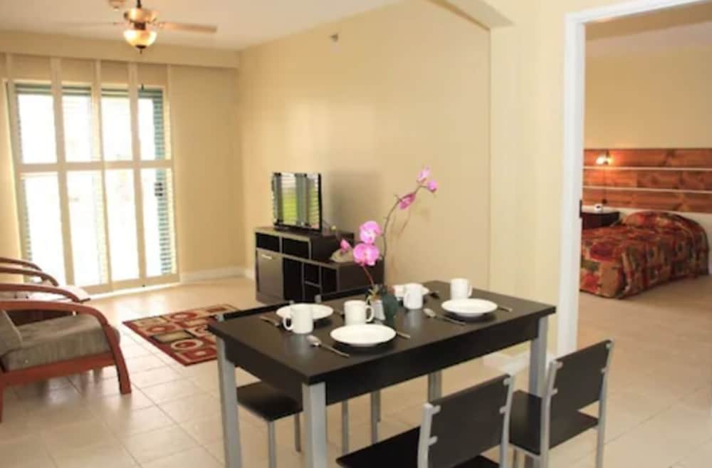 Garden Villa Hotel 44/60