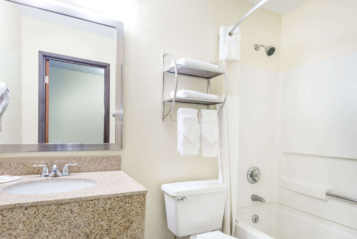 Super 8 By Wyndham Franklin/Middletown Area 26/29