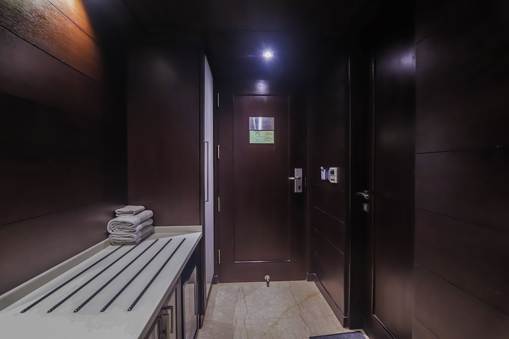 Godwin Deluxe Hotel 42/64