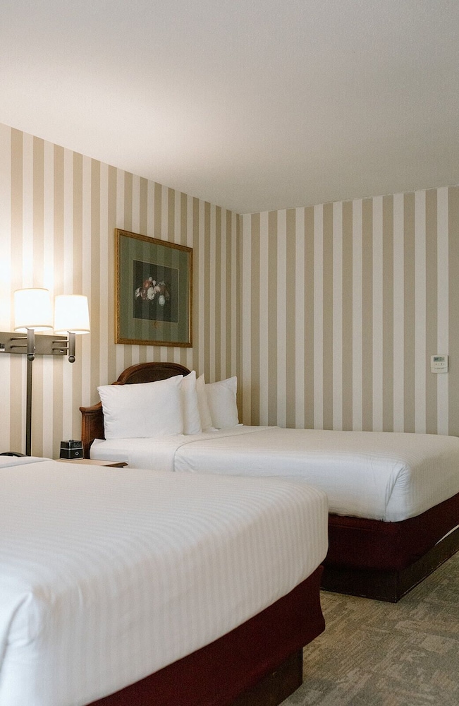 STANDARD, 2 QUEEN BEDS, NO VIEW