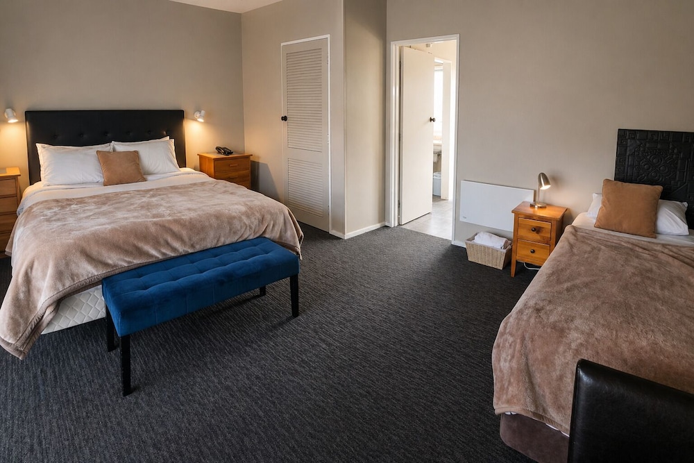 STUDIO, MULTIPLE BEDS