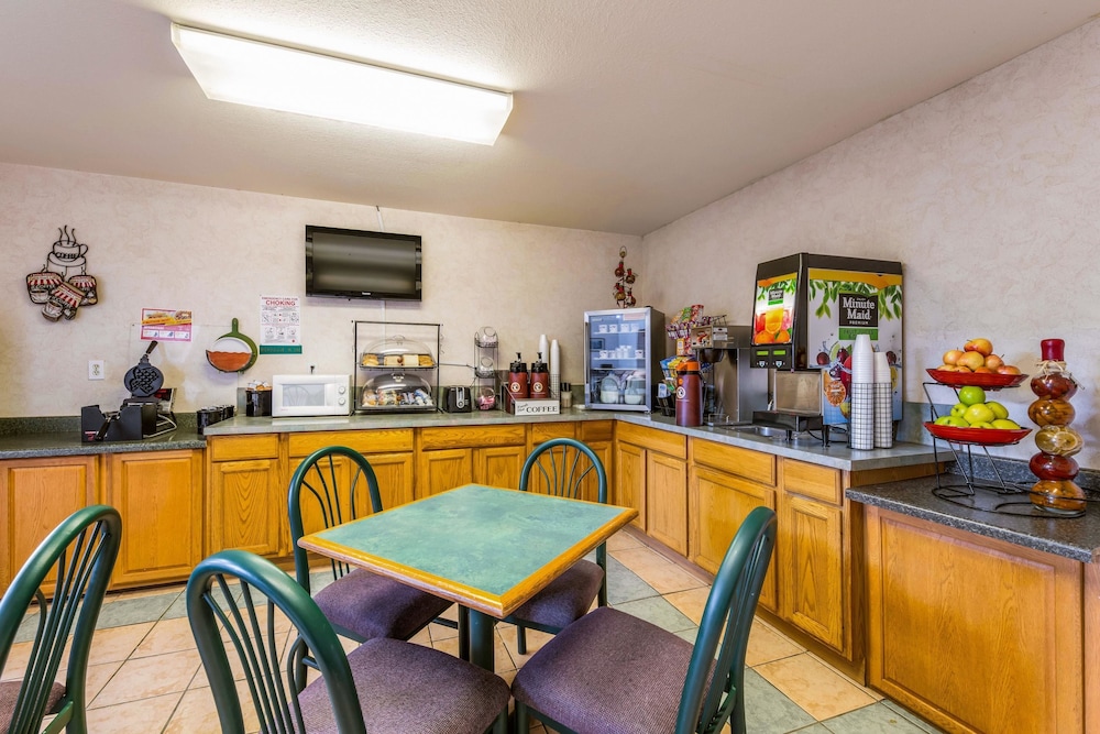 Travelodge by Wyndham Decatur TX 34/39