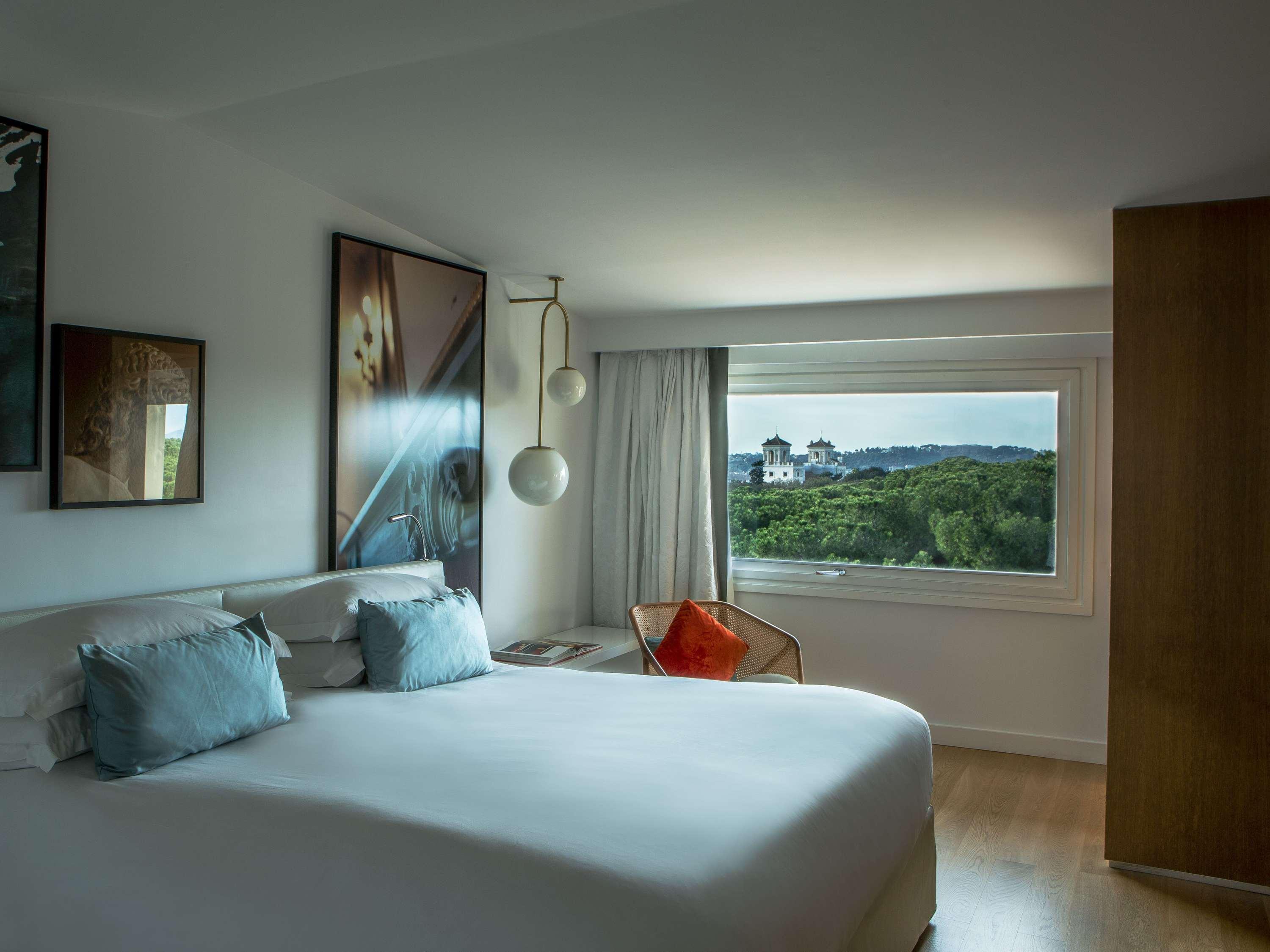 SUITE, OUTDOOR JETTED TUB, PANORAMIC TERRACE