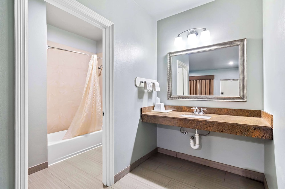 Econo Lodge Inn & Suites Channelview - Houston East 34/37