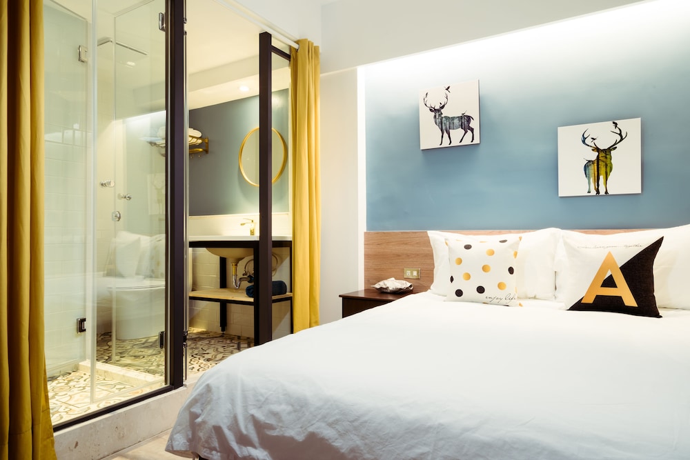 GALLERY, DOUBLE BED