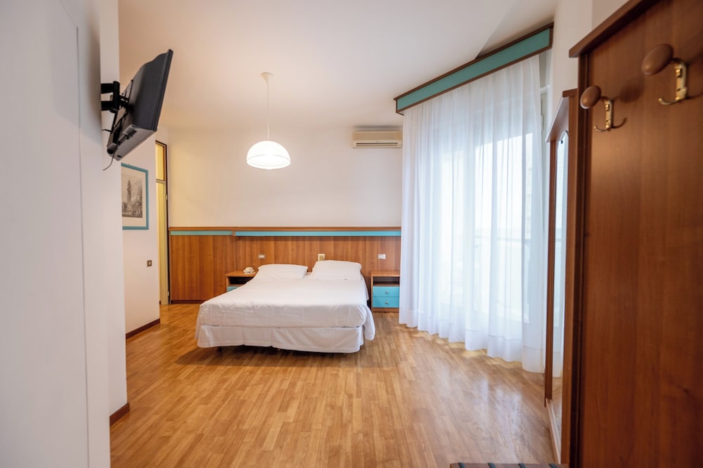 Comfort, Double Bed, Side Sea View, Balcony