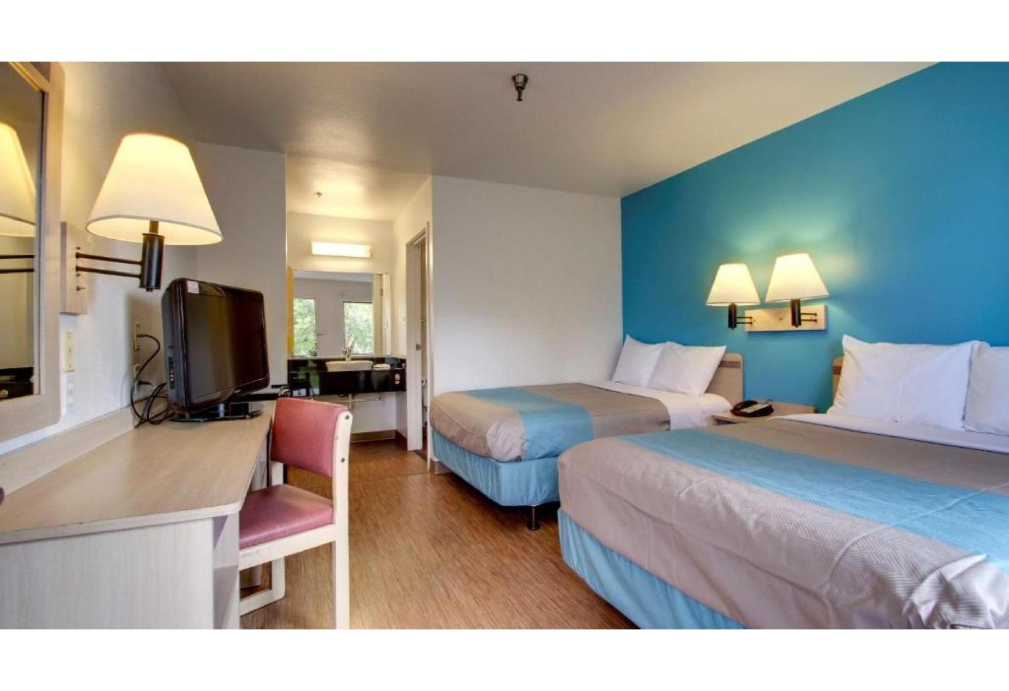 2 Full Beds -Mobility Accessibl RI Shwr Smk